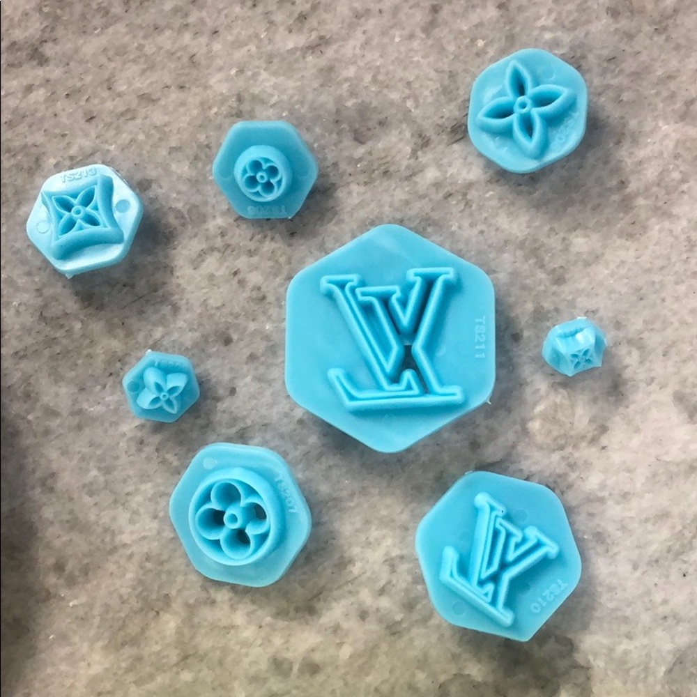 Fondant Cake Mold - Picture 2 of 3